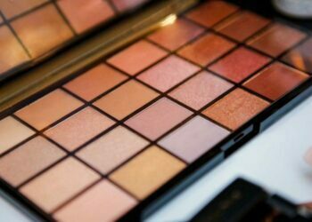Use The Best Eyeshadow Palette With One Click